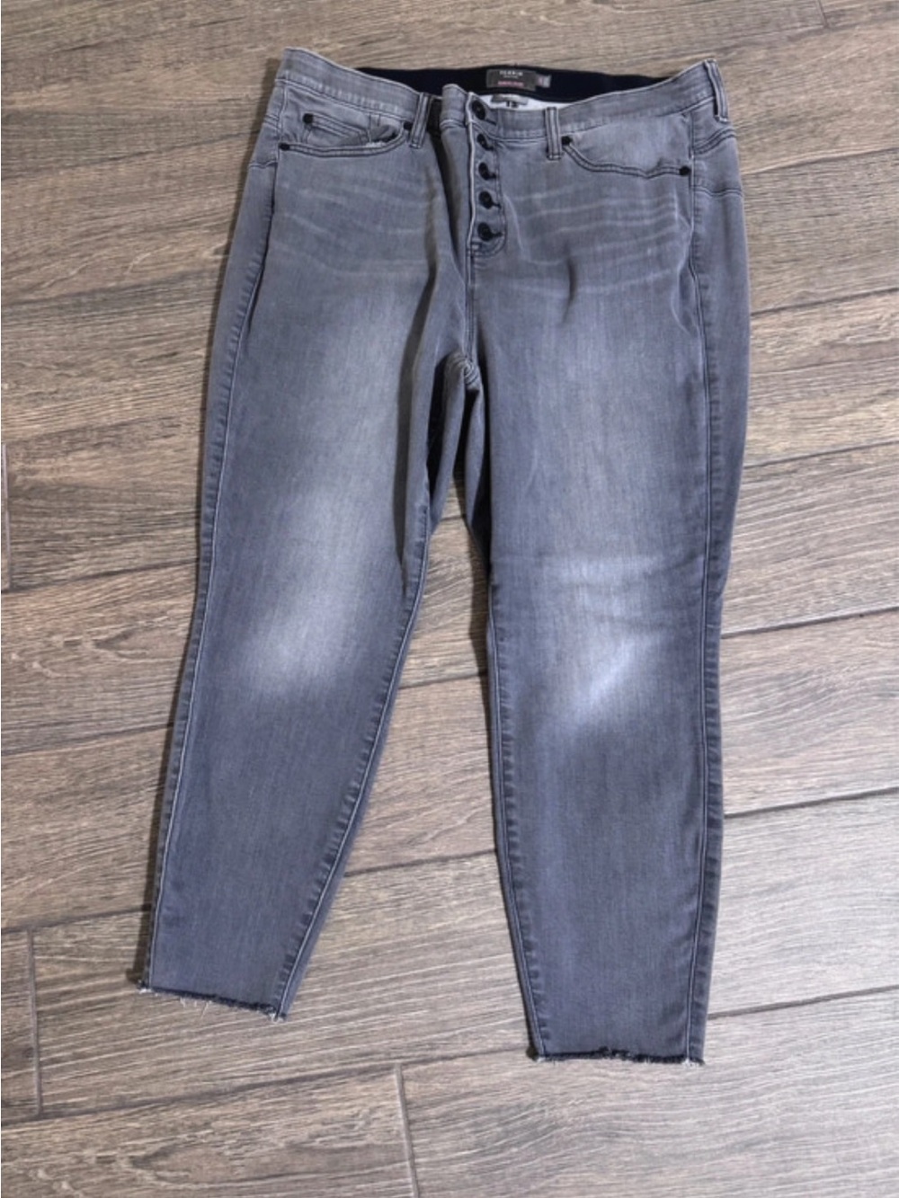 torrid Size 18S Bombshell Skinny Washed Gray Cropped Button-Fly Jeans